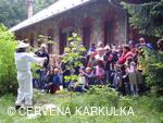 Včelař Josef Vlach při Medobraní u Perníkové chaloupky 2009